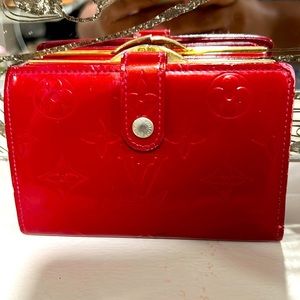 - Louis Vuitton Vernis  Monogram kiss lock compac wallets 🔥❤️